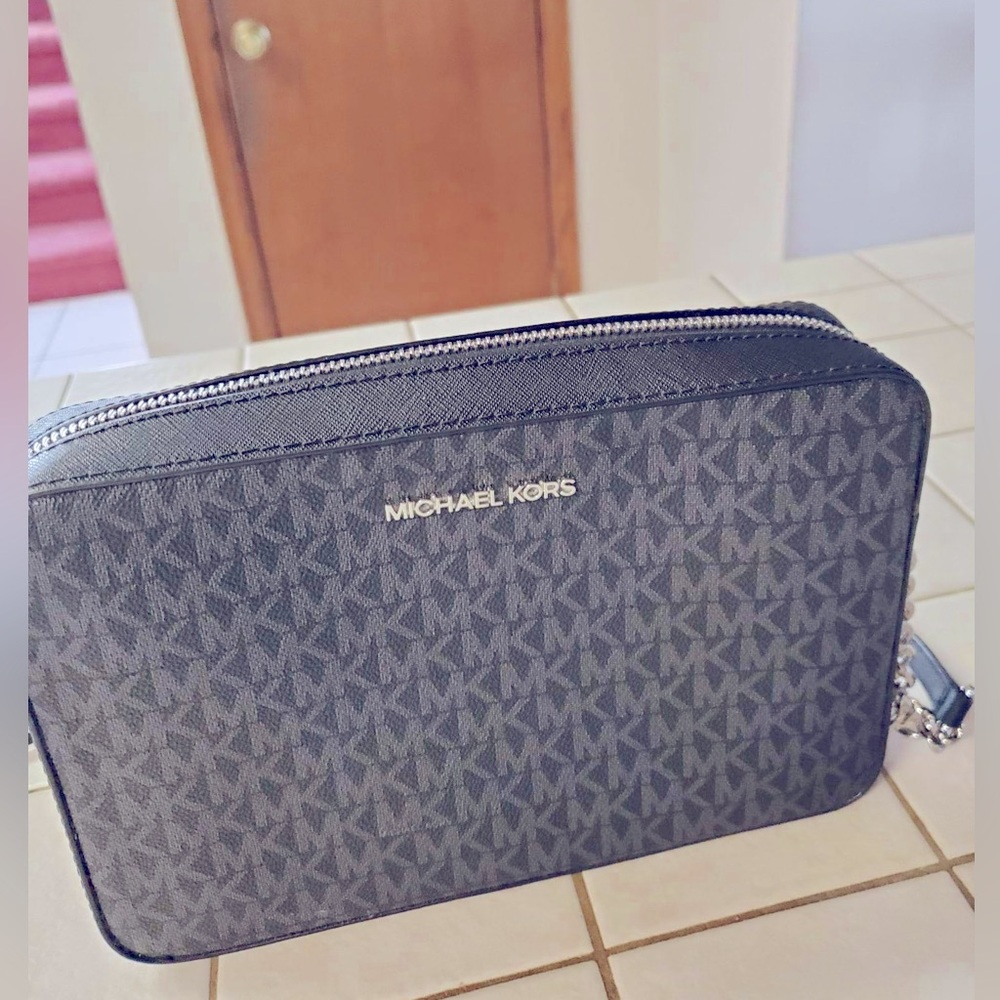 Basically brand new without tags Michael Kors crossbody handbag